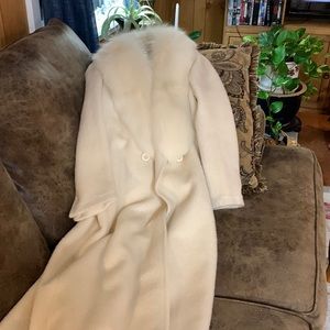 This is a white long coat with a beautiful white fur collar. It is a 10